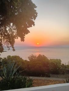 von einem Haus aus einen Blick auf den Sonnenuntergang über dem Meer in der Unterkunft Residence Gerani in Agios Nikolaos