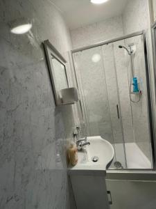 マンチェスターにあるLuxurious En-Suite Room 6の洗面台とシャワー付きの白いバスルーム