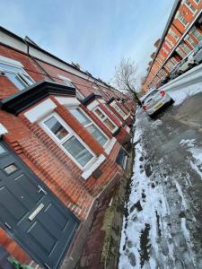 マンチェスターにあるLuxurious En-Suite Room 6の雪の家