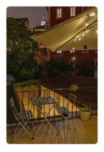 科英布拉的住宿－Quebra Costas House，夜间阳台上的桌椅