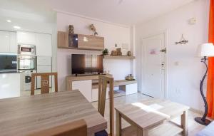 Una sala de estar con una mesa y una cocina. en 2 Bedroom Nice Apartment In Torrevieja, en Torrevieja