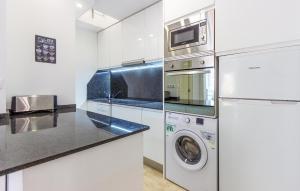 Una cocina blanca con lavadora y secadora. en 2 Bedroom Nice Apartment In Torrevieja, en Torrevieja 14 fotos más