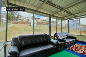 a living room with a couch and two chairs at Super Collection O Kodai Mist Perumpallam - Managed by Company in Kodaikānāl