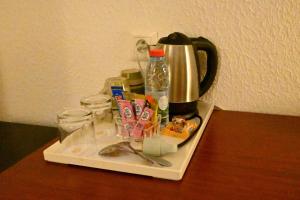 ein Tablett mit einer Kaffeekanne auf dem Tisch in der Unterkunft ADAMAOUA GRAND HOTEL AKWA in Douala