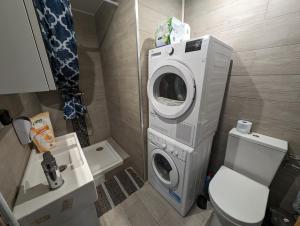 baño pequeño con lavadora y aseo en Paris Access with Creteil Apartment, en Créteil