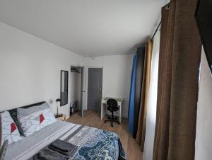 1 dormitorio con cama y escritorio en Paris Access with Creteil Apartment, en Créteil