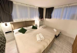 1 Schlafzimmer mit 2 Betten und grünen Kissen in der Unterkunft SaliS28 MM3 Affori Centro in Mailand