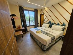 Habitación de hotel con cama y ventana en Hotel Nova Palm, en Rajkot