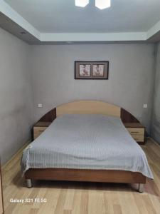 sypialnia z łóżkiem w pokoju w obiekcie Happy 1 w mieście Tbilisi City