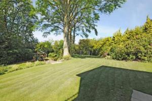 Um jardim no exterior de Captivating 5-Bed House in Woking