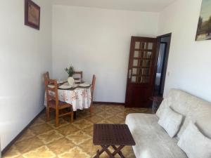 a living room with a table and a couch at Appart FAFE in Meidelo