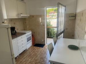 a kitchen with a table and chairs and a window at Appart FAFE in Meidelo