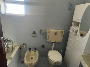 een kleine badkamer met een toilet en een wastafel bij Appart FAFE in Meidelo