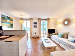 uma sala de estar com um sofá e uma mesa em Le DRAMONT Appartement vue panoramique MER LAC FORET em Saint-Raphaël
