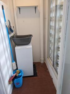 ein Badezimmer mit einem Waschbecken auf dem Kühlschrank in der Unterkunft NOUVEAU Appartement T2 meublé classé, secteur petite Provence in Amélie-les-Bains-Palalda