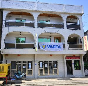 een wit gebouw met een vta-bord erop bij ADAMAOUA GRAND HOTEL AKWA in Douala