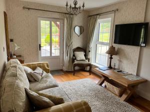 ein Wohnzimmer mit einem Sofa und einem Tisch in der Unterkunft The Lodge Donegal Town in Donegal
