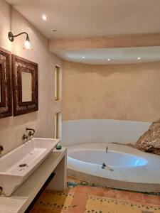 un bagno con vasca e lavandino di Spacious Dream Villa near Monaco a Roquebrune-Cap-Martin