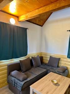 Posezení v ubytování Rural Resort Tron
