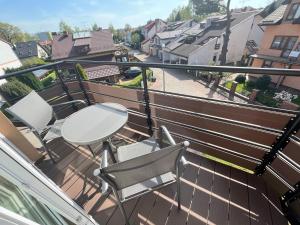 - Balcón con sillas y mesa en el balcón en Willa Zieloneczka, en Ustka