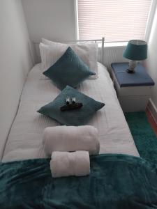Una cama con dos toallas enrolladas en Casa Brillo, en Londres