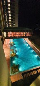 an overhead view of a large swimming pool at night at Bali Residence Impian Raudah in Melaka