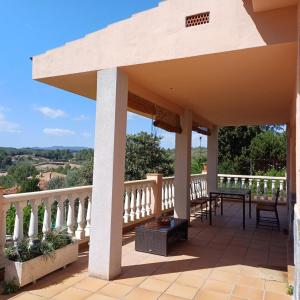 a large patio with a table and chairs on a balcony at Habitación y Baño Privado, Tranquilidad y Naturaleza. in Barcelona