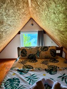 Schlafzimmer mit einem Bett und einem Fenster in der Unterkunft Rural Resort Tron in Plužine