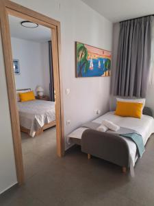 um espelho num quarto com duas camas em modern apt near Heraklion city & airport em Néa Alikarnassós
