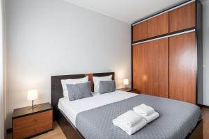sypialnia z łóżkiem z dwoma białymi ręcznikami w obiekcie GuestReady - Cosy Hideaway in Vila do Conde w mieście Vila do Conde