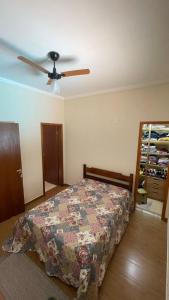 Schlafzimmer mit einem Bett und einem Deckenventilator in der Unterkunft Estalagem Nogueira in Cunha