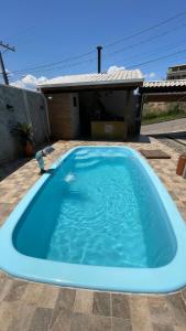 ein großer blauer Pool vor einem Haus in der Unterkunft Estalagem Nogueira in Cunha