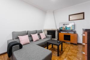 salon z kanapą i kominkiem w obiekcie GuestReady - Cosy Hideaway in Vila do Conde w mieście Vila do Conde
