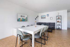 een eetkamer met een witte tafel en stoelen bij GuestReady - Relaxing stay in Rio Tinto in Rio Tinto