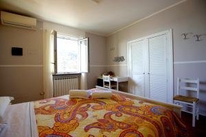 A bed or beds in a room at ARIA DI MARE, Manarola - Camere con vista mare!