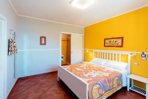 A bed or beds in a room at ARIA DI MARE, Manarola - Camere con vista mare!