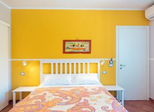 A bed or beds in a room at ARIA DI MARE, Manarola - Camere con vista mare!