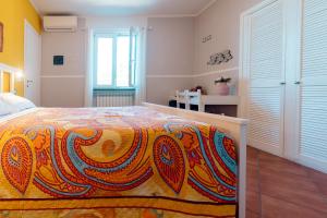 A bed or beds in a room at ARIA DI MARE, Manarola - Camere con vista mare!