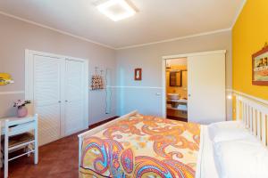 A bed or beds in a room at ARIA DI MARE, Manarola - Camere con vista mare!