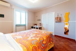 A bed or beds in a room at ARIA DI MARE, Manarola - Camere con vista mare!