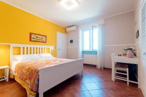 A bed or beds in a room at ARIA DI MARE, Manarola - Camere con vista mare!