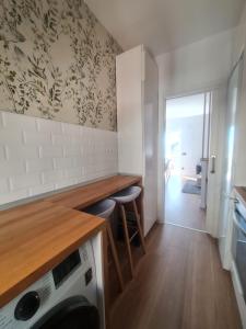 Nhà bếp/bếp nhỏ tại TATI HOMES - Vista Alegre 33.1 +9 ảnh