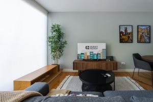 uma sala de estar com um sofá e uma mesa em GuestReady - Lux staycation in Boavista em Porto