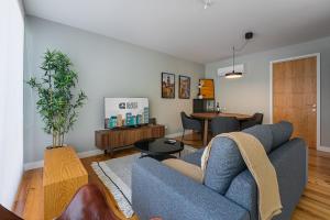 a living room with a blue couch and a table at GuestReady - Lux staycation in Boavista in Porto