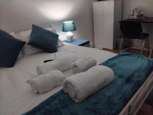 un dormitorio con una cama con toallitas. en Casa Brillo, en Londres