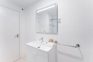 Vonios kambarys apgyvendinimo įstaigoje GuestReady - Bright Studio with balcony