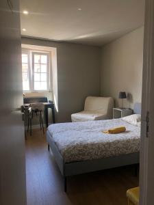 科英布拉的住宿－Quebra Costas House，一间小卧室,配有两张床和一张书桌