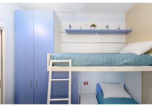 - łóżko piętrowe z drabiną w pokoju w obiekcie Diamante Sea Apartment w mieście Varigotti
