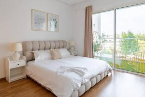 Un pat sau paturi într-o cameră la TT Holidays- Hay Riad