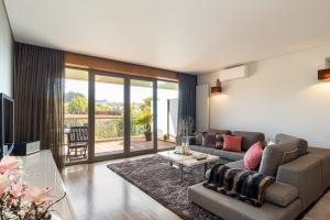 sala de estar con sofá y mesa en GuestReady - Freixo lux with Douro River view, en Oporto